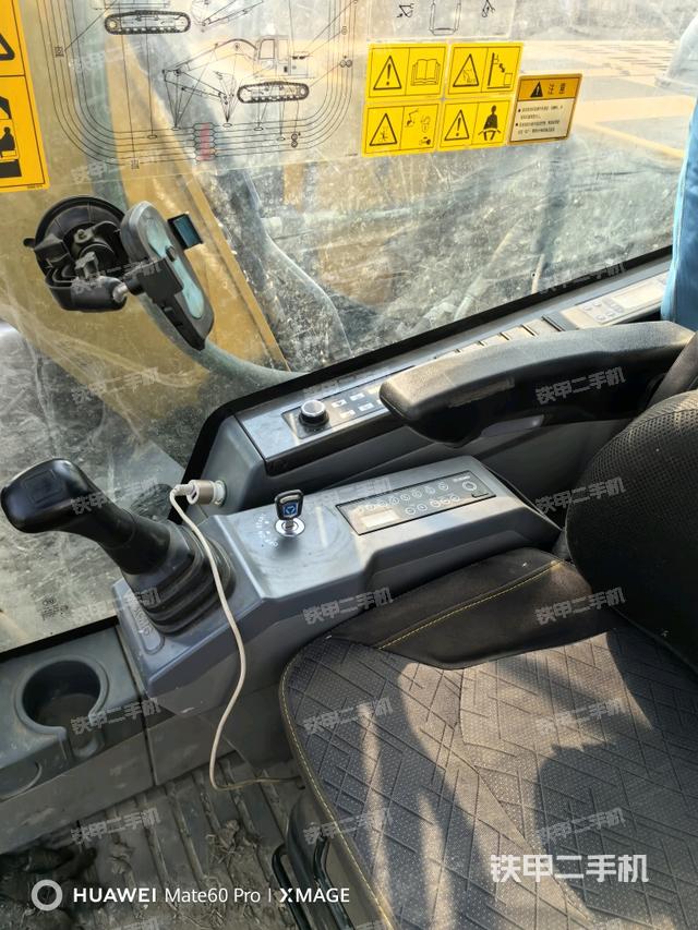 行走控制手柄和踏板?俯拍（駕駛室部分）