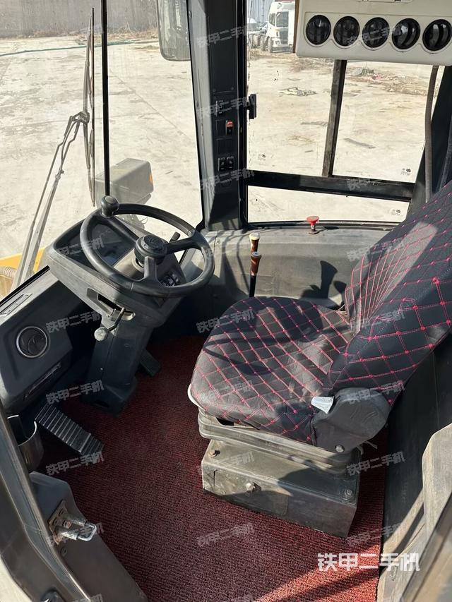 駕駛室工作臺(tái)（整機(jī)外觀及大件）