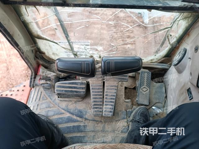 行走控制手柄和踏板?俯拍（駕駛室部分）