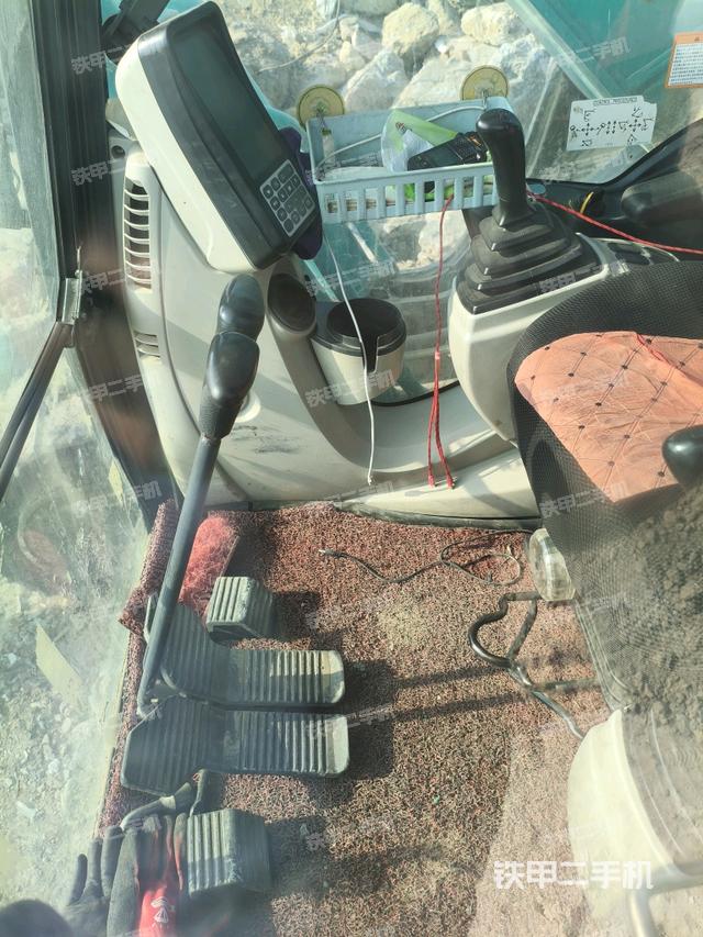 行走控制手柄和踏板?俯拍(駕駛室部分) 行走控制手柄和踏板?俯拍(駕駛室部分)