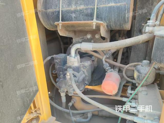 液壓泵艙室正面整體（整機外觀）