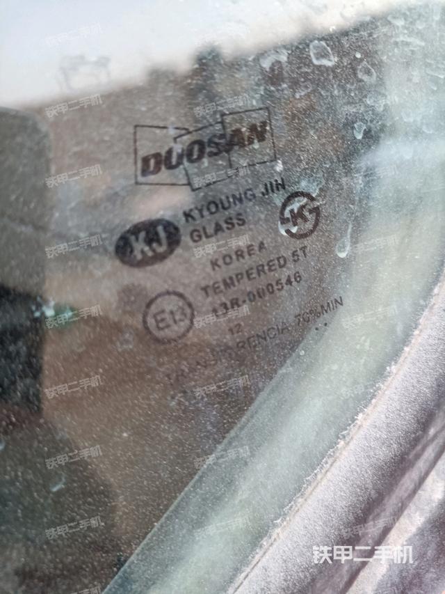 左后方玻璃角標（駕駛室部分）