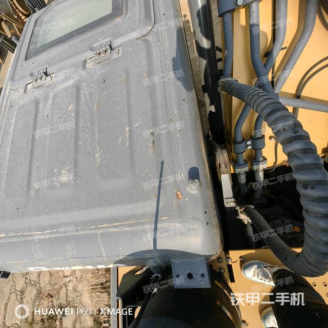 駕駛室頂部(整機外觀) 駕駛室頂部(整機外觀)