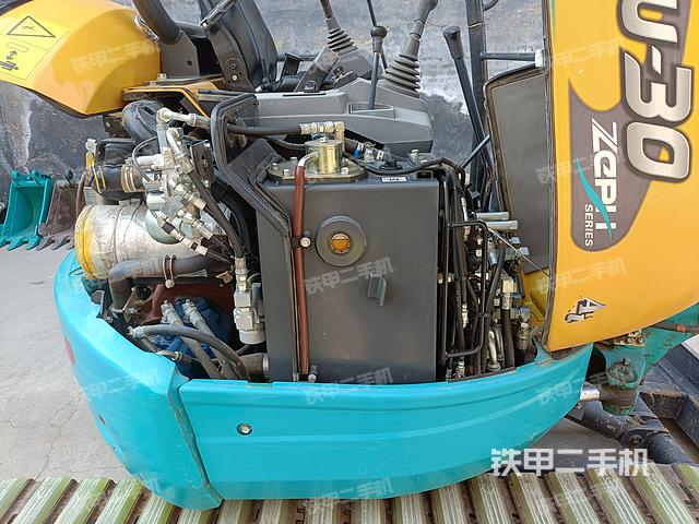 液压泵舱室正面整体（整机外观）