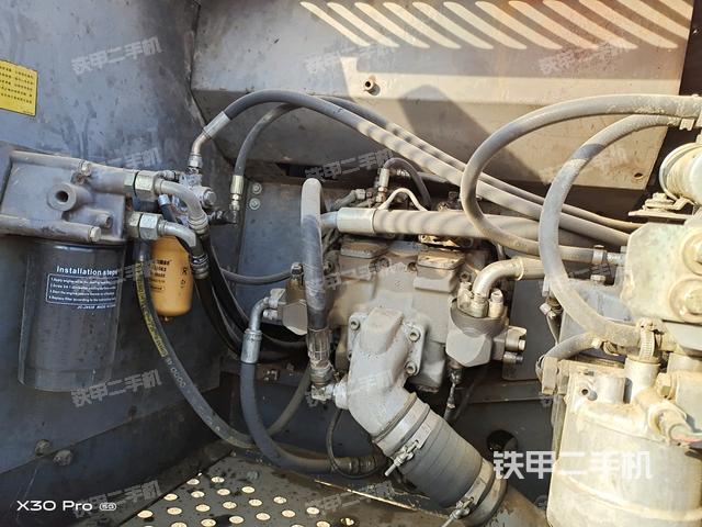 液壓泵艙室正面整體(整機外觀) 液壓泵艙室正面整體(整機外觀)