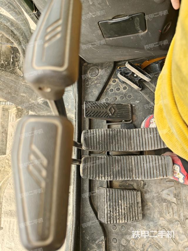 行走控制手柄和踏板?俯拍（駕駛室部分）