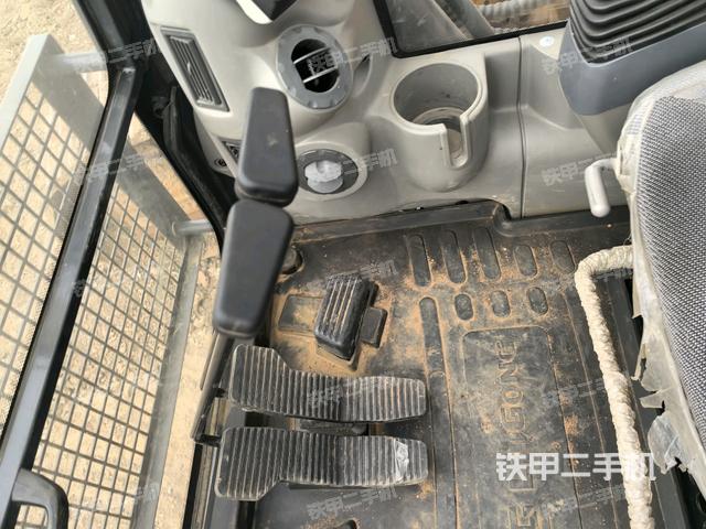 行走控制手柄和踏板?俯拍(駕駛室部分) 行走控制手柄和踏板?俯拍(駕駛室部分)