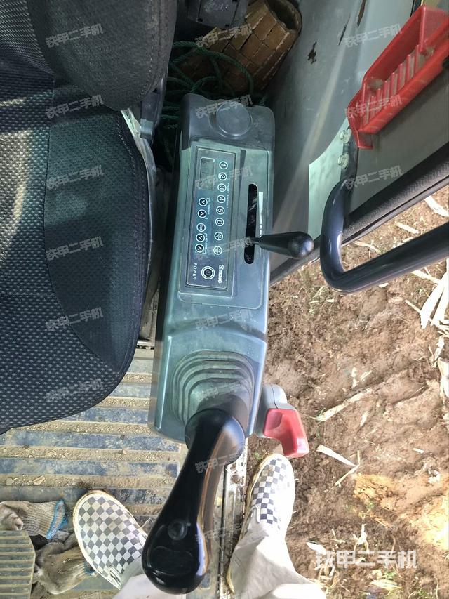 座椅左側(cè)控制臺/音響/含左手柄(駕駛室部分) 座椅左側(cè)控制臺/音響/含左手柄(駕駛室部分)