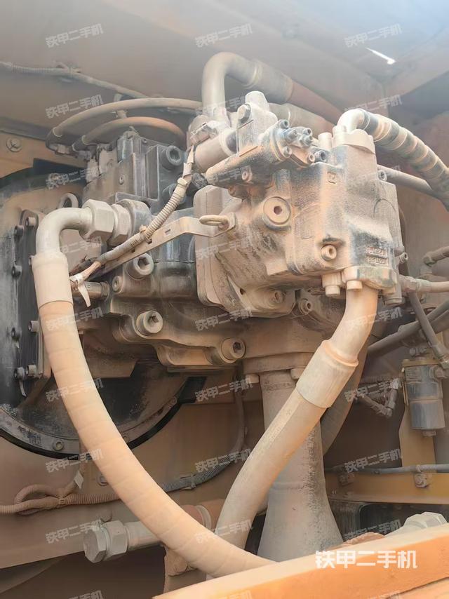 液压泵舱室正面整体（整机外观）