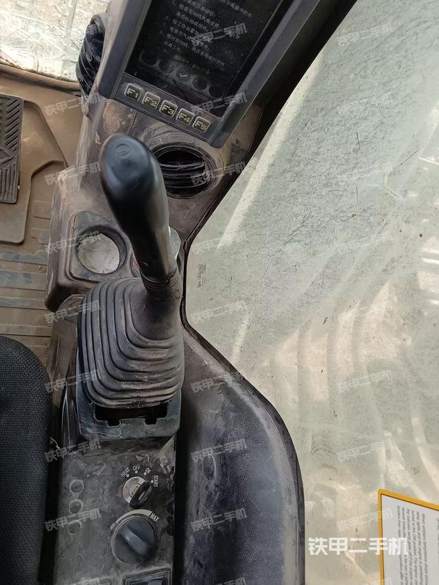 座椅右側(cè)控制臺/鑰匙門/油門/含右手柄（駕駛室部分）