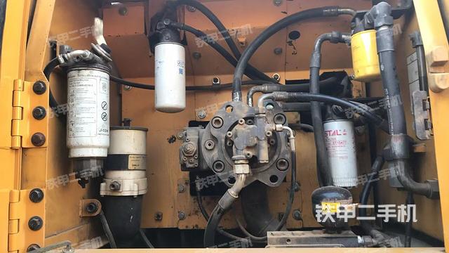 液壓泵艙室正面整體(整機外觀) 液壓泵艙室正面整體(整機外觀)