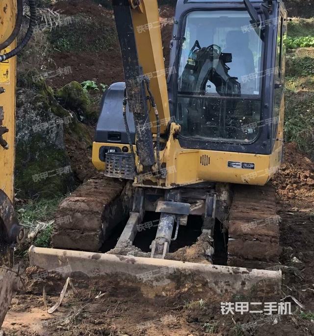 轉(zhuǎn)盤和下車架正前(工作和回轉(zhuǎn)裝置) 轉(zhuǎn)盤和下車架正前(工作和回轉(zhuǎn)裝置)