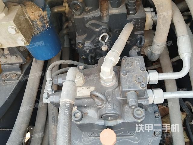 回转马达和主控阀（整机外观）