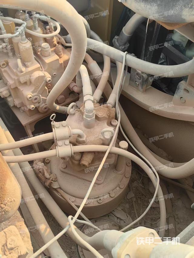 回转马达和主控阀（整机外观）