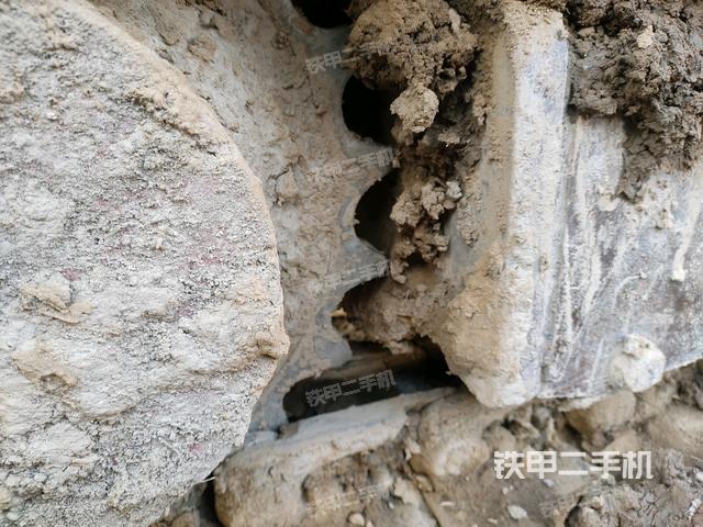 右側(cè)履帶整體?(行走機(jī)構(gòu)) 右側(cè)履帶整體?(行走機(jī)構(gòu))