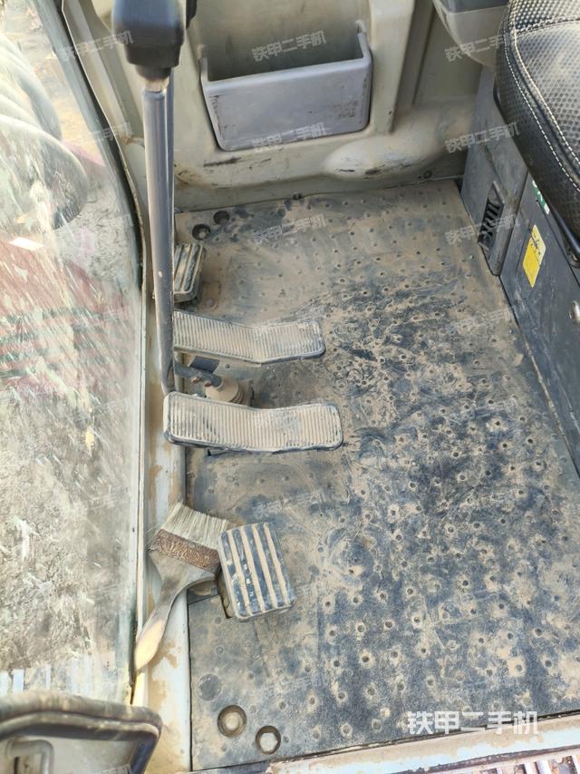 行走控制手柄和踏板?俯拍(駕駛室部分) 行走控制手柄和踏板?俯拍(駕駛室部分)