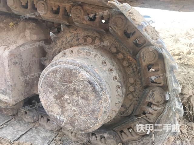 左驅(qū)動輪（行走機構(gòu)）