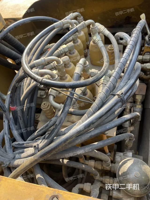 回转马达和主控阀（整机外观）