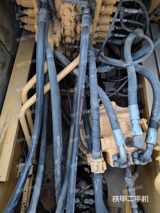 回轉(zhuǎn)馬達(dá)和主控閥（整機(jī)外觀）