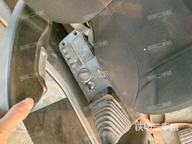 座椅右側(cè)控制臺/鑰匙門/油門/含右手柄（駕駛室部分）