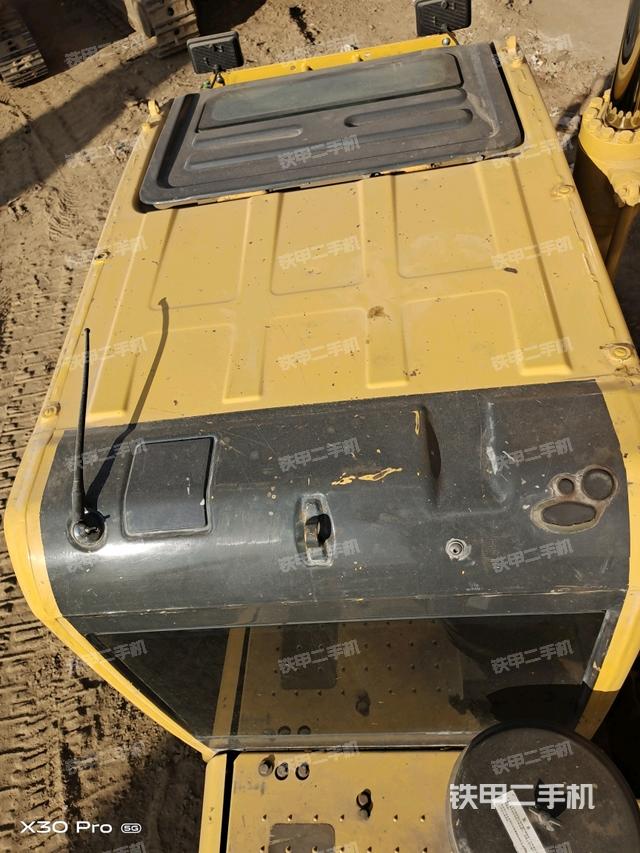 駕駛室頂部（整機外觀）