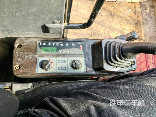 座椅左側(cè)控制臺/音響/含左手柄(駕駛室部分) 座椅左側(cè)控制臺/音響/含左手柄(駕駛室部分)