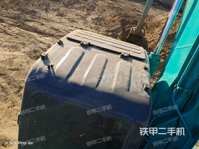 駕駛室頂部(整機(jī)外觀) 駕駛室頂部(整機(jī)外觀)