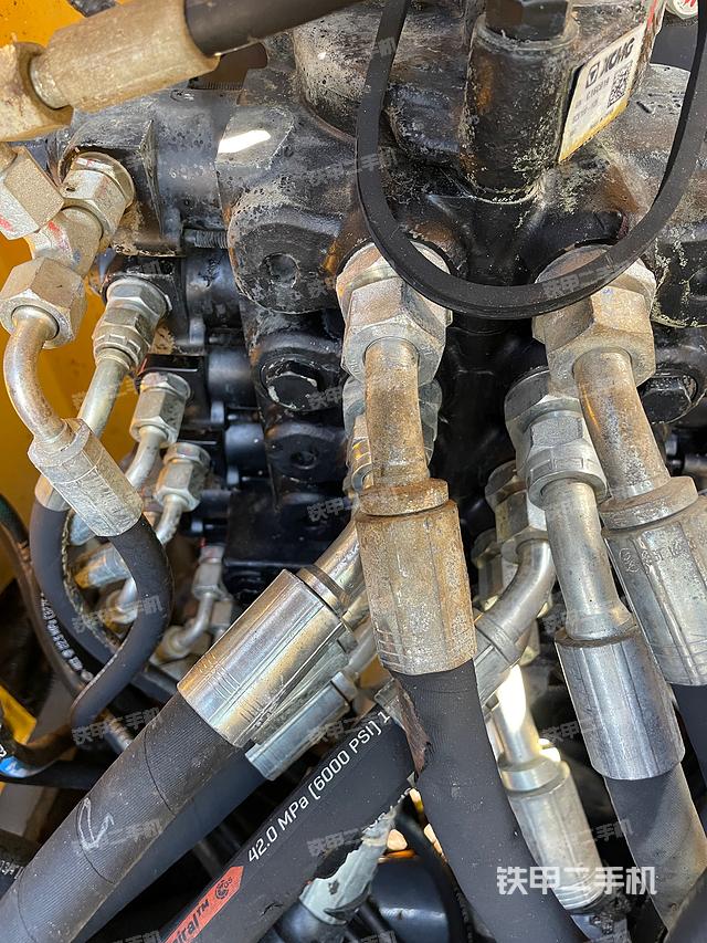 回轉(zhuǎn)馬達(dá)和主控閥（整機(jī)外觀）