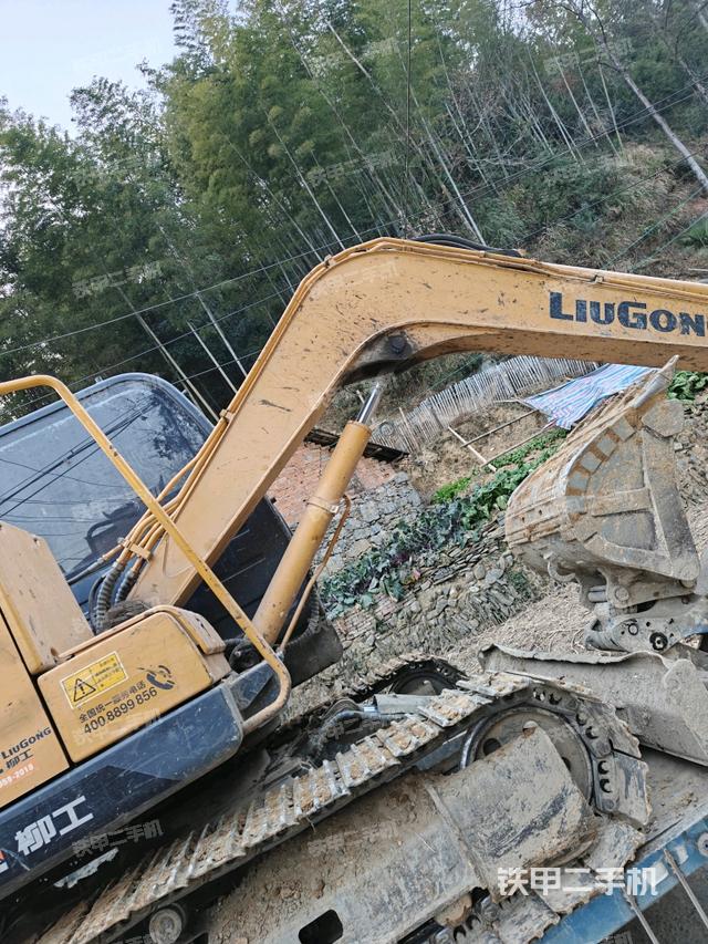 鏟斗右后整體(工作和回轉(zhuǎn)裝置) 鏟斗右后整體(工作和回轉(zhuǎn)裝置)