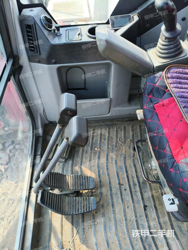 行走控制手柄和踏板?俯拍（駕駛室部分）