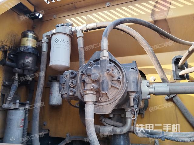 液压泵舱室正面整体（整机外观）