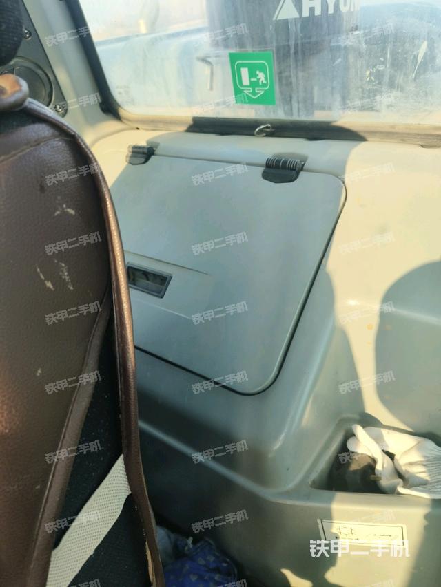 行走控制手柄和踏板?俯拍（駕駛室部分）