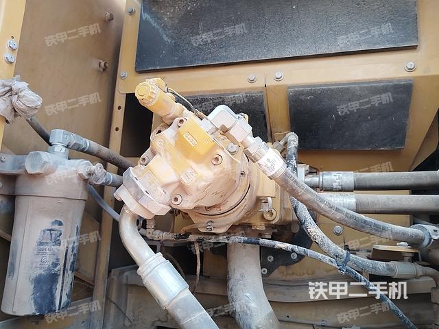 液压泵舱室正面整体（整机外观）