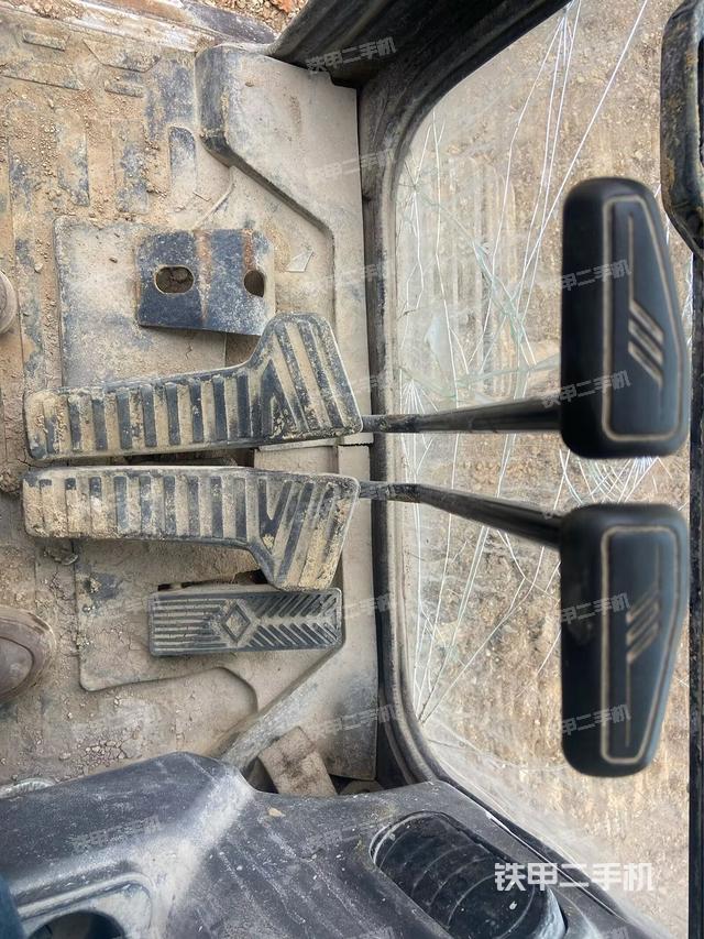 行走控制手柄和踏板?俯拍（駕駛室部分）