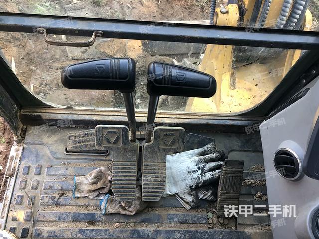 行走控制手柄和踏板?俯拍(駕駛室部分) 行走控制手柄和踏板?俯拍(駕駛室部分)