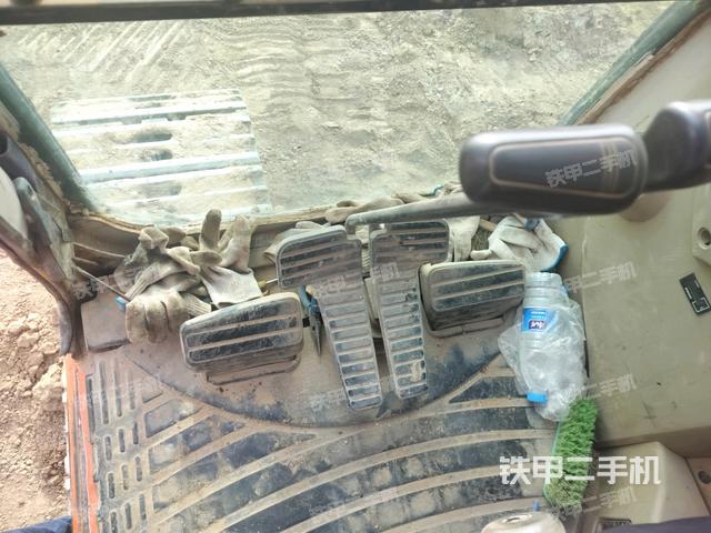 行走控制手柄和踏板?俯拍（駕駛室部分）