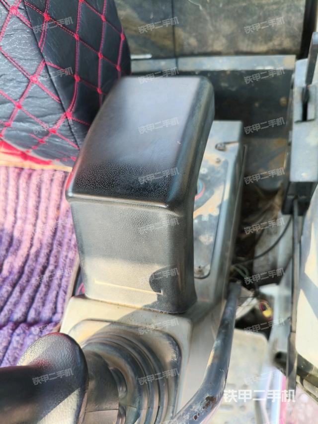 座椅右側(cè)控制臺(tái)/鑰匙門/油門/含右手柄（駕駛室部分）