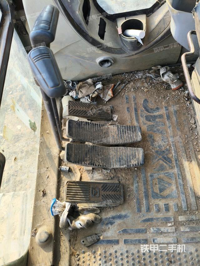 行走控制手柄和踏板?俯拍（駕駛室部分）