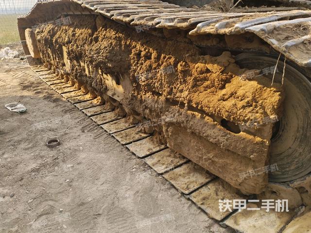 單側(cè)履帶整體(整機(jī)外觀) 單側(cè)履帶整體(整機(jī)外觀)