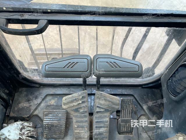 行走控制手柄和踏板?俯拍(駕駛室部分) 行走控制手柄和踏板?俯拍(駕駛室部分)