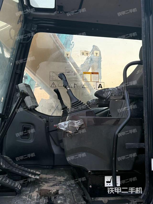 駕駛室頂部(整機外觀) 駕駛室頂部(整機外觀)