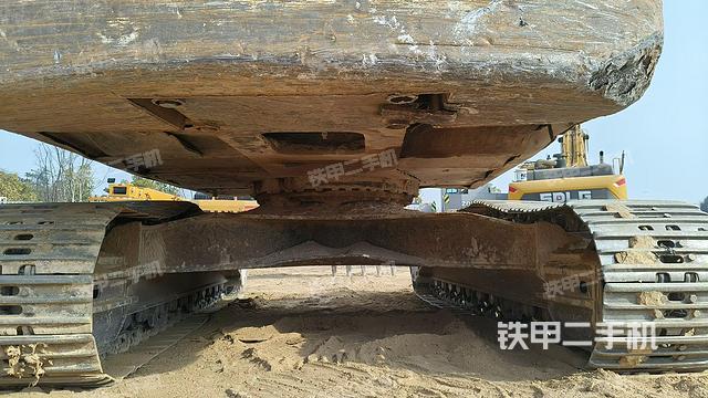轉(zhuǎn)盤和下車架正前(工作和回轉(zhuǎn)裝置) 轉(zhuǎn)盤和下車架正前(工作和回轉(zhuǎn)裝置)