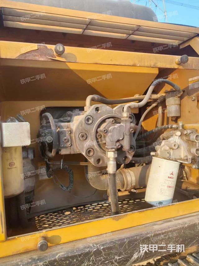 液壓泵艙室正面整體(整機(jī)外觀) 液壓泵艙室正面整體(整機(jī)外觀)