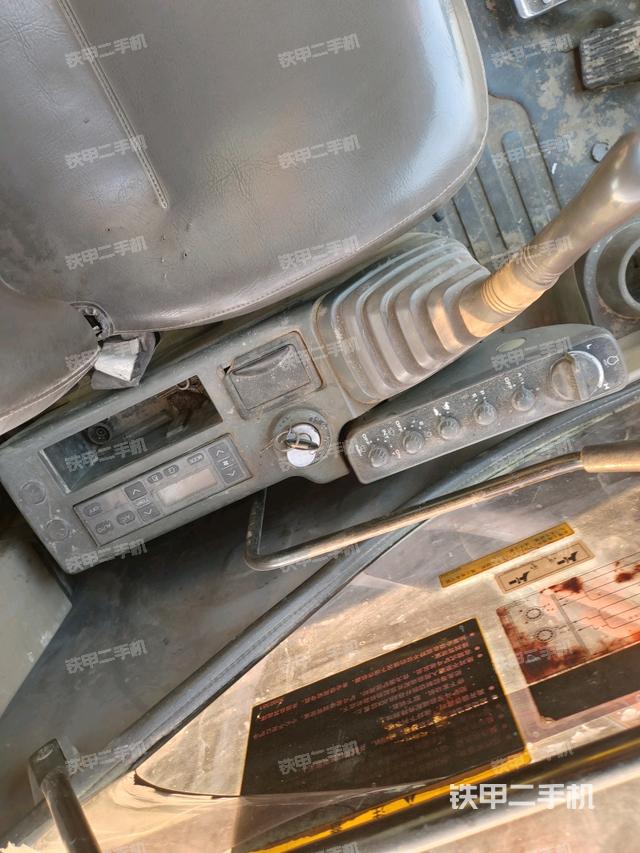 座椅右側(cè)控制臺(tái)/鑰匙門/油門/含右手柄(駕駛室部分) 座椅右側(cè)控制臺(tái)/鑰匙門/油門/含右手柄(駕駛室部分)