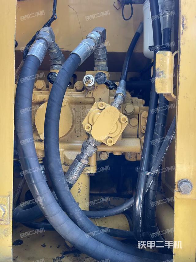 液压泵舱室正面整体（整机外观）