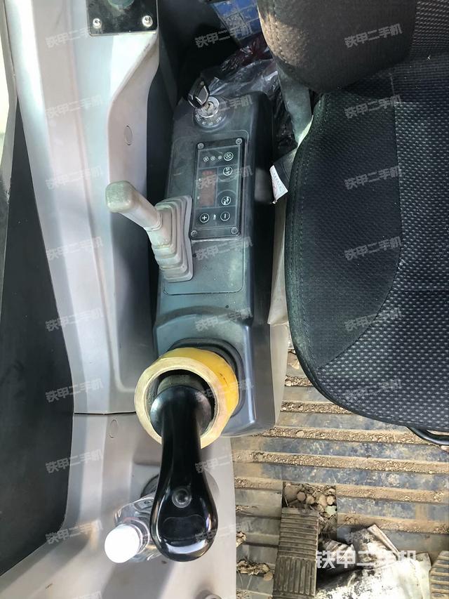 座椅右側(cè)控制臺/鑰匙門/油門/含右手柄(駕駛室部分) 座椅右側(cè)控制臺/鑰匙門/油門/含右手柄(駕駛室部分)