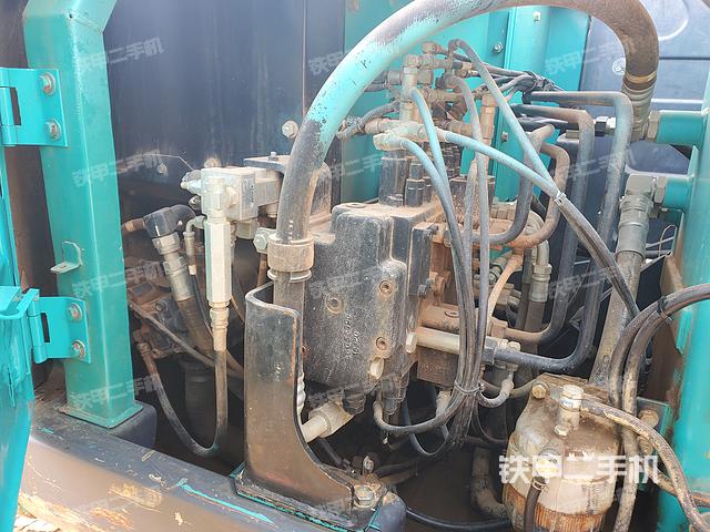 液压泵舱室正面整体（整机外观）