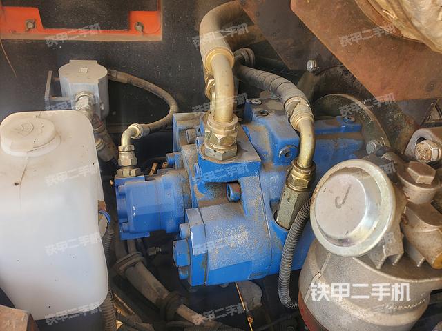 液压泵舱室正面整体（整机外观）