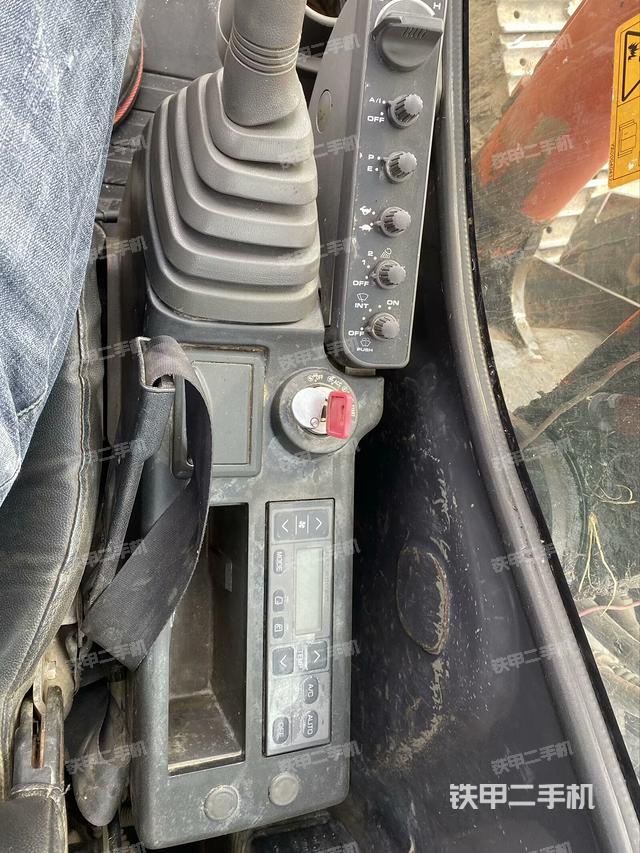 座椅右側(cè)控制臺/鑰匙門/油門/含右手柄（駕駛室部分）