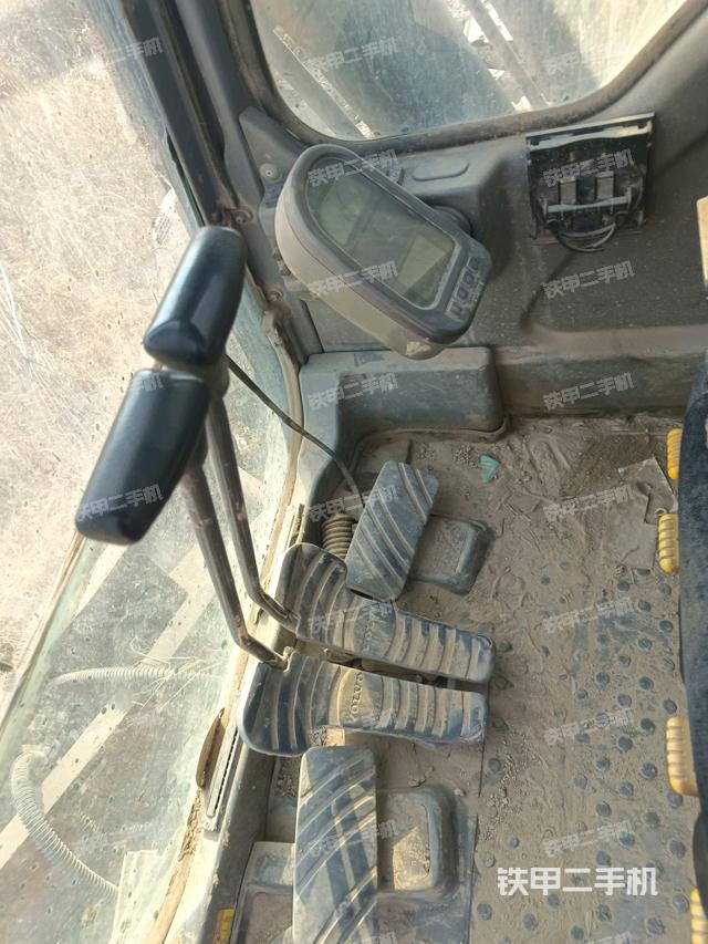 行走控制手柄和踏板?俯拍（駕駛室部分）